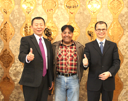 商会领导与外国友人进行资源对接